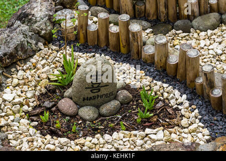 Idées jardin jardin zen stone avec symbole chinois du bonheur Banque D'Images