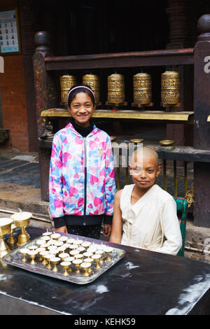 Jeune moine bouddhiste et assistant, Golden Temple ou Hiranya Varna Mahavihar, Katmandou, Népal. Banque D'Images