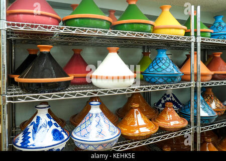 Variété de pots sur la tablette dans le magasin Banque D'Images