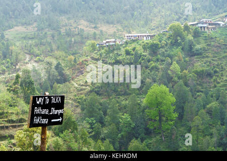 Signe indiquant la direction au village de tolka, visible dans la région de l'Annapurna. distance, au Népal. Banque D'Images