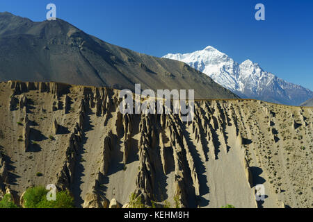 Paysage désertique spectaculaire près de Kagbeni, Upper Mustang (Népal). Pic de Nilgiri en arrière-plan. Banque D'Images