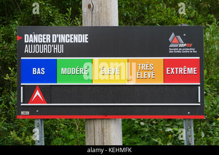 Signe de danger d'incendie de forêt en français, province de Québec, Canada. Banque D'Images