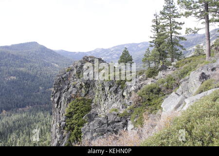 Les rochers et les falaises au-dessus blackwood canyon sur la rive ouest du lac Tahoe Banque D'Images