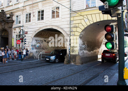 La Tchéquie et les voyageurs étrangers en attente de traversée à pied de la route de la circulation près de pont Charles le 31 août 2017 à Prague, République tchèque Banque D'Images