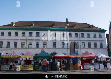 La Tchéquie et les voyageurs étrangers à pied et acheter des produits d'artisanat faits à la main au marché près de centre commercial Palladium le 30 août 2017 à Prague, cz Banque D'Images