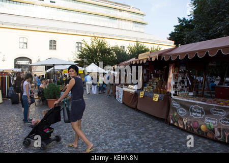 La Tchéquie et les voyageurs étrangers à pied et acheter des produits d'artisanat faits à la main au marché près de centre commercial Palladium le 30 août 2017 à Prague, cz Banque D'Images