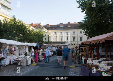 La Tchéquie et les voyageurs étrangers à pied et acheter des produits d'artisanat faits à la main au marché près de centre commercial Palladium le 30 août 2017 à Prague, cz Banque D'Images