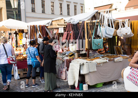 La Tchéquie et les voyageurs étrangers à pied et acheter des produits d'artisanat faits à la main au marché près de centre commercial Palladium le 30 août 2017 à Prague, cz Banque D'Images