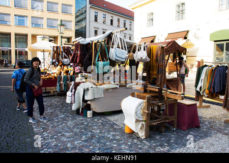 La Tchéquie et les voyageurs étrangers à pied et acheter des produits d'artisanat faits à la main au marché près de centre commercial Palladium le 30 août 2017 à Prague, cz Banque D'Images