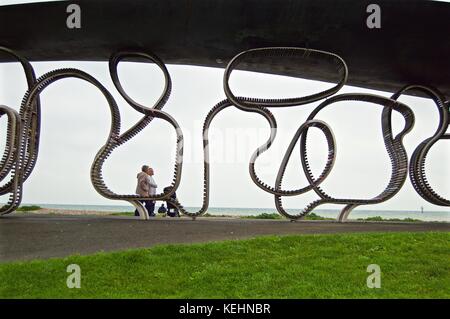 Le plus long banc du Royaume-Uni, sur la promenade de Littlehampton, Royaume-Uni Banque D'Images