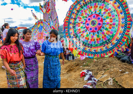 Santiago sacatepequez, Guatemala - 1 novembre, 2010 : filles maya festival de cerf-volant géant à honorer les esprits de la mort à la toussaint. Banque D'Images