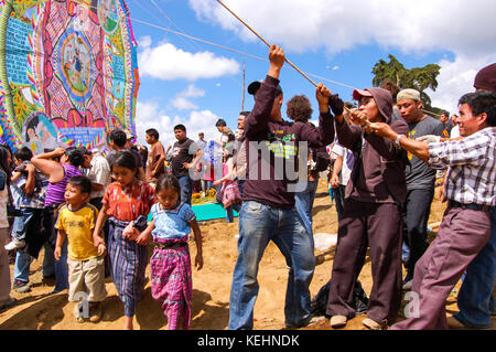 Santiago sacatepequez, Guatemala - 1 novembre, 2010 : raising kite festival de cerf-volant géant à honorer les esprits des morts à la toussaint. Banque D'Images