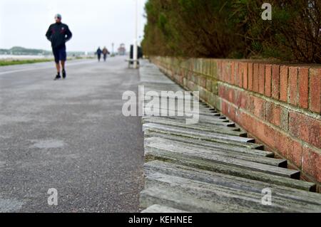 Le plus long banc du Royaume-Uni, sur la promenade de Littlehampton, Royaume-Uni Banque D'Images