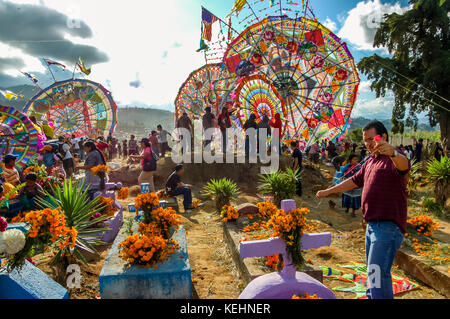 Santiago sacatepequez, Guatemala - 1 novembre 2010 : les visiteurs au festival de cerf-volant géant honorant les esprits de la mort à la toussaint. Banque D'Images