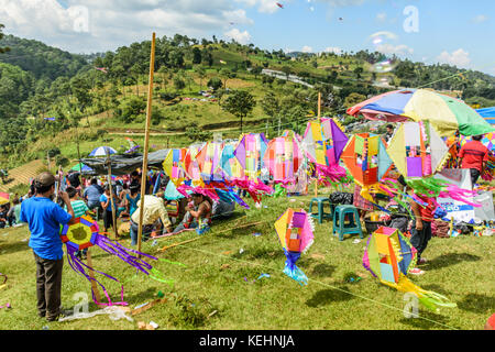 Sumpango, Guatemala - 1 novembre, 2015 : affiche du vendeur kite kites au festival de cerf-volant géant sur toussaint honorant les esprits de la mort. Banque D'Images