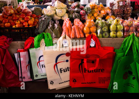 Les Seychelles, Mahe, Sir Selwyn Selwyn-Clarke Market, sacs de magasinage réutilisables en vente sur kiosque de légumes Banque D'Images