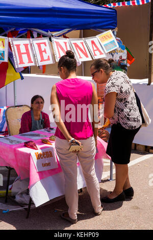 Les Seychelles, Mahe, l'Inde, jour viditors à henna mehndi décoration traditionnelle stall Banque D'Images