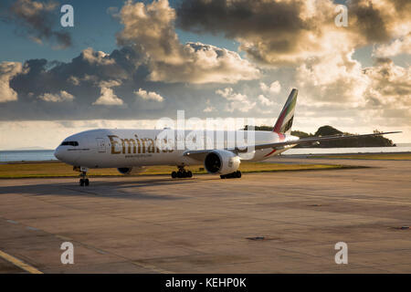 Les Seychelles, Mahe, aéroport, Emirates Airlines Boeing 777-300ER roulage à l'aube Banque D'Images