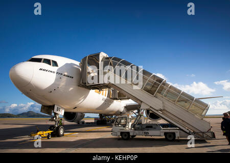 Les Seychelles, Mahe, aéroport, Emirates Airlines Boeing 777-300ER sur le stand à l'aube Banque D'Images