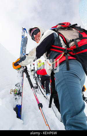 Skieur de fond une pente ascendante. Banque D'Images