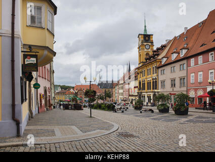 Maisons de la ville médiévale place principale Krále Jiřího z Poděbrad sont accessibles dans la région de Cheb, République tchèque. Banque D'Images