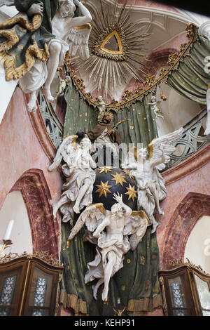 Saint Jean Népomucène entouré par des anges. Des statues en bois par le sculpteur tchèque Jan Pavel dans Čechpauer la principale dans l'autel principal dans l'église de pèlerinage de saint Jean Népomucène (Poutní kostel svatého Jana Nepomuckého) à Zelená Hora à Žďár nad Sázavou, République tchèque. L'église de pèlerinage conçu par l'architecte tchèque avec des origines italiennes Jan Santini Aichel a été construit en 1720-1727 dans la combinaison de styles gothique et baroque, connu sous le nom de style gothique baroque. Banque D'Images