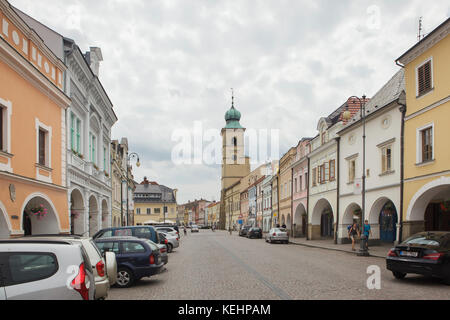 Maisons médiévales à Smetanovo náměstí) carré (Smetanovo en Litomyšl, en République tchèque. La tour de l'ancien hôtel de ville (stará radnice) est vu dans l'arrière-plan. Banque D'Images