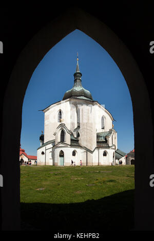 Église de pèlerinage de saint Jean Népomucène (Poutní kostel svatého Jana Nepomuckého) à Zelená Hora à Žďár nad Sázavou, République tchèque. L'église de pèlerinage conçu par l'architecte tchèque avec des origines italiennes Jan Santini Aichel a été construit en 1720-1727 dans la combinaison de styles gothique et baroque, connu sous le nom de style gothique baroque. Banque D'Images