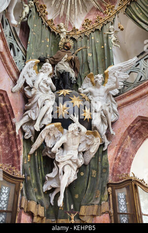 Saint Jean Népomucène entouré par des anges. Des statues en bois par le sculpteur tchèque Jan Pavel dans Čechpauer la principale dans l'autel principal dans l'église de pèlerinage de saint Jean Népomucène (Poutní kostel svatého Jana Nepomuckého) à Zelená Hora à Žďár nad Sázavou, République tchèque. L'église de pèlerinage conçu par l'architecte tchèque avec des origines italiennes Jan Santini Aichel a été construit en 1720-1727 dans la combinaison de styles gothique et baroque, connu sous le nom de style gothique baroque. Banque D'Images