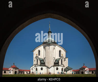 Église de pèlerinage de saint Jean Népomucène (Poutní kostel svatého Jana Nepomuckého) à Zelená Hora à Žďár nad Sázavou, République tchèque. L'église de pèlerinage conçu par l'architecte tchèque avec des origines italiennes Jan Santini Aichel a été construit en 1720-1727 dans la combinaison de styles gothique et baroque, connu sous le nom de style gothique baroque. Banque D'Images