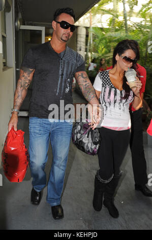 Miami BEACH, FL - 21 MARS : Jenny 'Jwoww' de Jersey Shore Farley et son ami Roger Williams avaient l'air amoureux lorsqu'ils marchaient sur Lincon Road. Le couple a fait des achats et a attrapé Starbucks. Le 21 mars 2011 à Miami Beach, en Floride. Personnes: Jenni Jwoww Farley Roger Williams Crédit: Hoo-Me.com/Mediapunch Banque D'Images