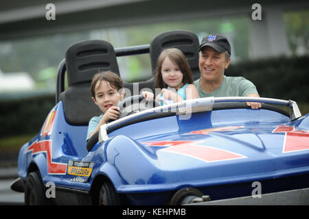 (FÉV. 4, 2011) : Jon Stewart, l'hôte de la télévision Emmy Award-winnng et le comédien récompensé par le Grammy Award, ont fait un tour le 4 février 2011 sur le circuit de course Tomorrowland Indy au parc thématique Magic Kingdom de Lake Buena Vista, en Floride avec ses enfants Nate (à gauche, à l'âge de 6 ans) et Maggie (centre, à l'âge de 5 ans). La visite du 4 février a eu lieu le 5ème anniversaire de Maggie, et Stewart et sa famille se sont célébrés avec des amis au parc thématique Walt Disney World. Crédit: Hoo-me.com/MediaPunch Banque D'Images