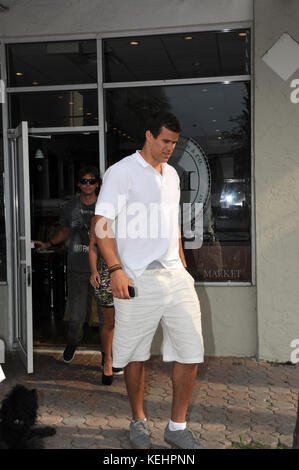 Miami BEACH, FL - 14 MAI : Kim Kardashian déjeuner avec son ami Kris Humphries et un étranger PR wanna be Jonathan Cheban. Humphries était tout à fait le gentleman lorsqu'il a ouvert la porte pour sa future mariée le 14 mai 2011 à Miami Beach, en Floride. Personnes: Kim Kardashian Kris Humphries Réf. Transmission: Flxx Crédit: Hoo-Me.com/Mediapunch Banque D'Images