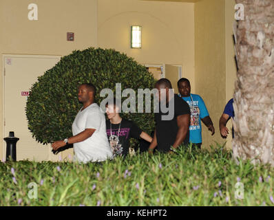 Boca RATON, FL - 28 JUILLET : (COUVERTURE exclusive) la Star Disney de 19 ans Selena Gomez exécute son premier spectacle lors de sa toute première tournée mondiale à l'amphithéâtre Mizner Park. Le petit ami Justin Bieber, portant une chemise de concert Selena Gomez, était à portée de main même s'il a tweeté et menti à ses fans disant "Bon d'être de retour au Canada". Justin n'est jamais sorti, mais il a presque causé une émeute comme lui et ami Sean Kingston ont quitté le bâtiment. Il y avait un chaos complet les petites filles ont dépassé les barricades de la police et ont encerclé le SUV Beibers en tant que garde du corps / chauffeur de Justin a crié des obscénités aux parents et aux enfants qui ont eu Banque D'Images