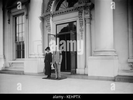 Le président américain Calvin Coolidge et la première dame Grace Coolidge, Portrait à l'entrée de la Maison Blanche pendant la période de deuil pour le président Warren Harding, Washington DC, USA, Harris & Ewing, août 1923 Banque D'Images
