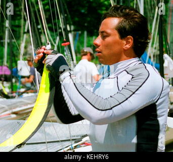 AJAXNETPHOTO. 5-10 JUILLET; 2004. TORBOLE ; LAC DE GARDE, ITALIE. - 49ER CHAMPIONNAT EUROPÉEN DE VOILE - SKIPPER FRANÇAIS MARC AUDINEAU; VOILE NR.FRA 21; COMPÉTITION EN FINALE DE LA FLOTTE D'OR JUILLET 10. PHOTO:JESSICA EASTLAND/AJAX REF: 41007 1 Banque D'Images