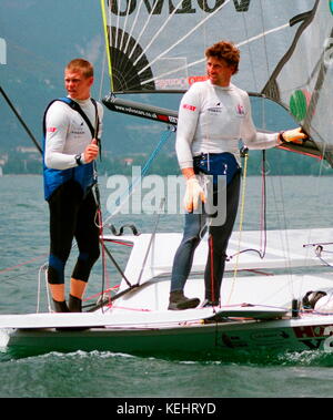 AJAXNETPHOTO. 5-10 JUILLET 2004. TORBOLE ; LAC DE GARDE, ITALIE. - 49ER CHAMPIONNAT EUROPÉEN DE VOILE - L/R - SKIPPER CHRIS TABLIER, ÉQUIPAGE SIMON HISCOCKS.(GB) VOILE NR. GBR2. COMPÉTITION EN FINALE DE LA FLOTTE D'OR JUILLET 10. PHOTO:JESSICA EASTLAND/AJAX REF: 41007/680041 Banque D'Images