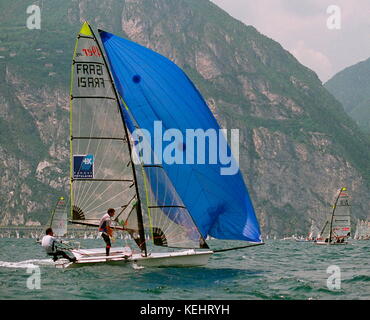 AJAXNETPHOTO. 5-10 JUILLET 2004. TORBOLE ; LAC DE GARDE, ITALIE. - 49ER CHAMPIONNAT EUROPÉEN DE VOILE - FRA 21, SKIPPER MARC AUDINEAU EN FINALE DE LA FLOTTE D'OR JUILLET 10. PHOTO:JESSICA EASTLAND/AJAX REF: 41007/680012 Banque D'Images