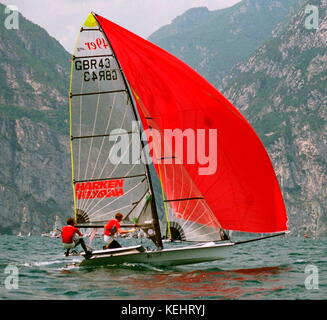 AJAXNETPHOTO. 5-10 JUILLET 2004. TORBOLE ; LAC DE GARDE, ITALIE. - 49ER CHAMPIONNAT EUROPÉEN DE VOILE - GBR 43, SKIPPER JAMES MCINTOSH, FINALE DE LA FLOTTE D'OR JUILLET 10. PHOTO:JESSICA EASTLAND/AJAX REF: 41007/680011 Banque D'Images