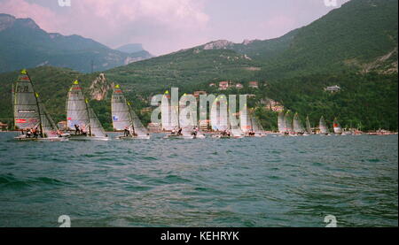 AJAXNETPHOTO. 5-10 JUILLET 2004. TORBOLE ; LAC DE GARDE, ITALIE. - 49ER CHAMPIONNAT EUROPÉEN DE VOILE - DÉBUT DE LA FLOTTE, FINALE DE LA FLOTTE D'OR JUILLET 10. PHOTO:JESSICA EASTLAND/AJAX REF: 41007/680027 Banque D'Images