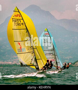 AJAXNETPHOTO. 5-10 JUILLET 2004. TORBOLE ; LAC DE GARDE, ITALIE. - 49ER CHAMPIONNAT EUROPÉEN DE VOILE - PORTUGAL (POR37) CHASING IRELAND (IRL24) EN FINALE DE LA FLOTTE D'OR JUILLET 10. PHOTO:JESSICA EASTLAND/AJAX REF: 41007/680007 Banque D'Images