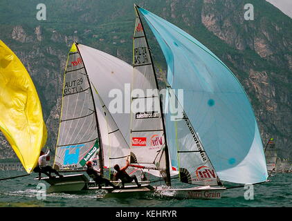 AJAXNETPHOTO. 5-10 JUILLET 2004. TORBOLE ; LAC DE GARDE, ITALIE. - 49ER EUROPEAN SAILING CHAMPIONSHIPS - L/R- AUTRICHE (AUT 29) CHASES IRISH ENTRY (IRL 24) EN COMPÉTITION EN FINALE DE LA FLOTTE D'OR JUILLET 10. PHOTO:JESSICA EASTLAND/AJAX REF: 41007/68008 Banque D'Images