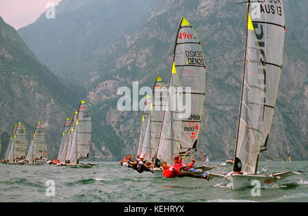 AJAXNETPHOTO. 5-10 JUILLET 2004. TORBOLE ; LAC DE GARDE, ITALIE. - 49ER CHAMPIONNAT EUROPÉEN DE VOILE - DÉPART DE LA FLOTTE, COURSE QUALIFICATIVE 6 JUILLET. L'AUSTRALIE MÈNE LE DANEMARK ET GB À START PHOTO:JESSICA EASTLAND/AJAX REF: 41007/680048 Banque D'Images