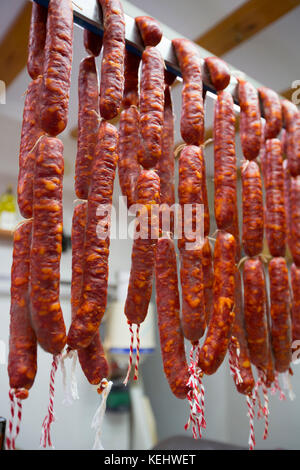 L'alimentation et l'Artisan boutique charcuterie chorizo dans la Calle Mayor de la ville de Laguardia, Rioja Alavesa, Pays Basque, Espagne Banque D'Images