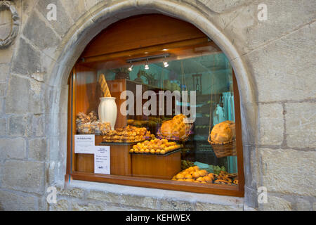 Magasin de produits alimentaires vendant du pain et des gâteaux artisanaux dans la Calle Mayor, ville de Laguardia, Rioja-Alavesa, pays basque, Espagne Banque D'Images