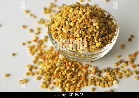 Les granules de pollen d'abeille dans un bol en verre Banque D'Images