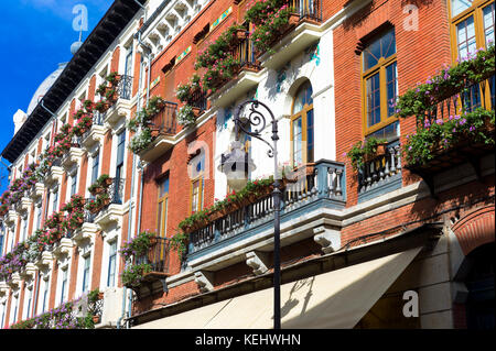 Les jardinières et architecture traditionnelle dans la Calle Ancha, rue Main, à Leon, Castille et Leon, Espagne Banque D'Images