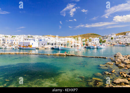 Bateaux de pêche dans le joli port de Naoussa sur l'île de Paros, Cyclades, Grèce Banque D'Images