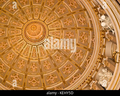 La riche et complexe decore intérieur de la coupole de l'église à zurrieq à Malte Banque D'Images