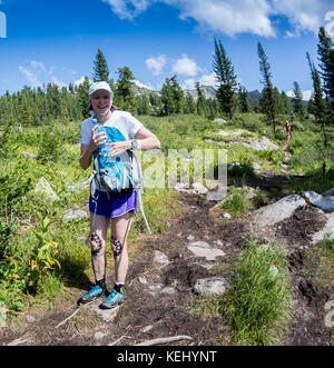 Ergaki, Russie - 05 août 2017 : inconnu fille promenades les montagnes, participant du concours des skayranfest 5 août, 2017 dans la nation ergaki Banque D'Images